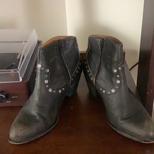 Final Sale‼️DONATING ‼️ Distressed Studded bootie
